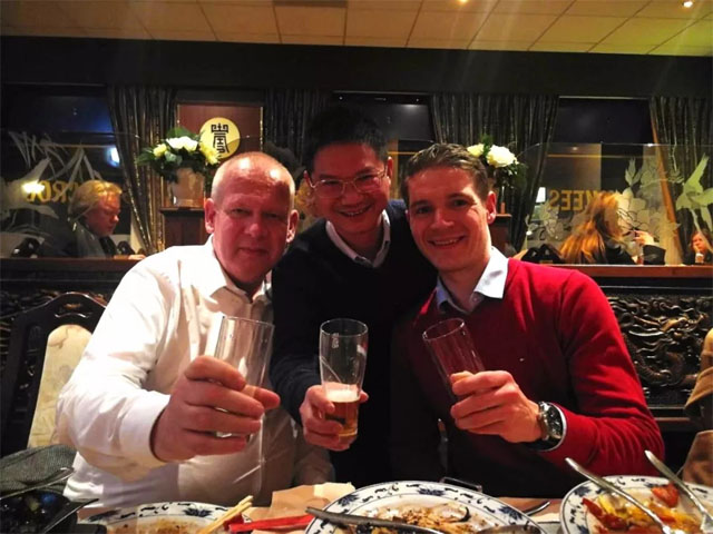 力聯思全球市場銷售總監Fons Harbers(左)及力聯思技術服務經理Benny Luijsterburg(右)與博皓董事長賴厚平合影