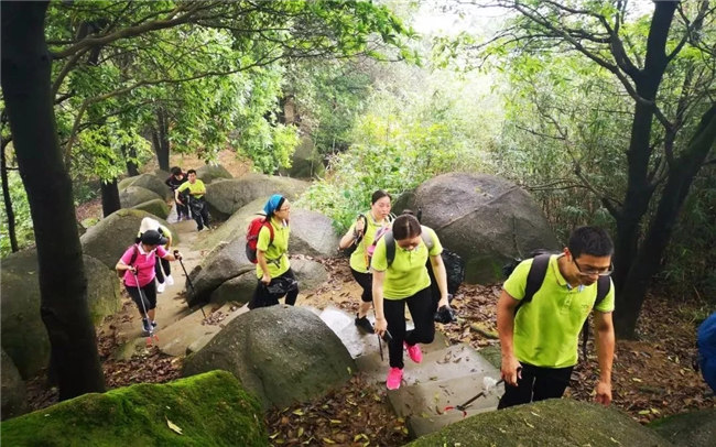 博皓人穩健的步伐，燦爛的笑容，同心徒步