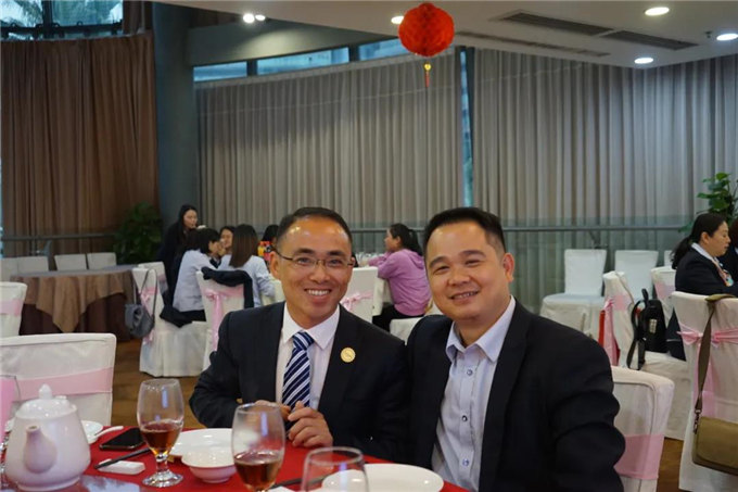 博皓家人們歡聚一堂，把酒言歡，開懷暢飲-2