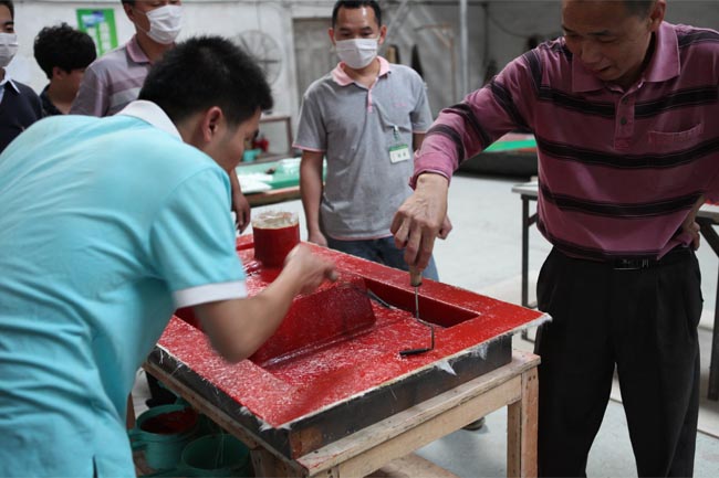 用輥筒壓實(shí)玻纖,排除多余樹脂